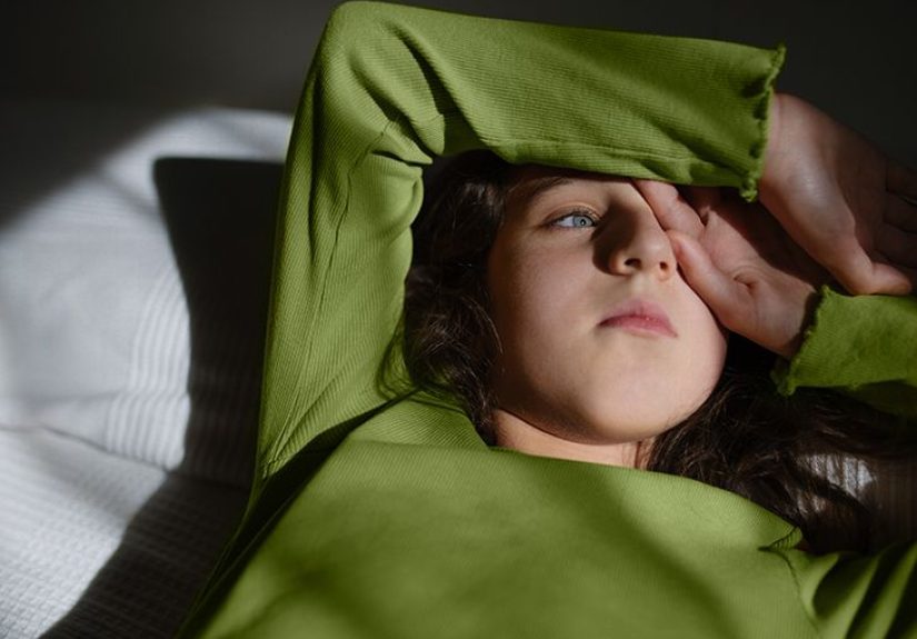 Itchy eyes at night: Home remedies, causes, and avoiding triggers