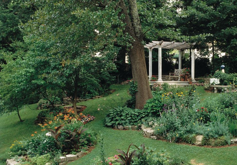 4 Ways to Mark a Garden Outline for a New Flower Bed
