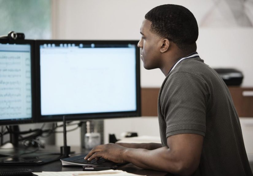 How to Use Dual Displays When Working With Microsoft Office