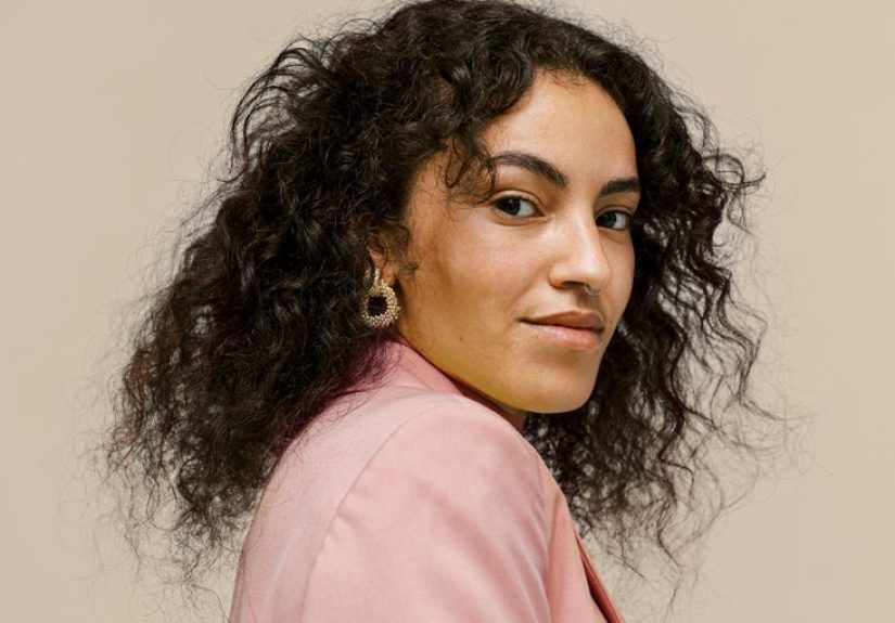 Thin Curly Hair Care: Maintain Moisture and Reduce Frizz