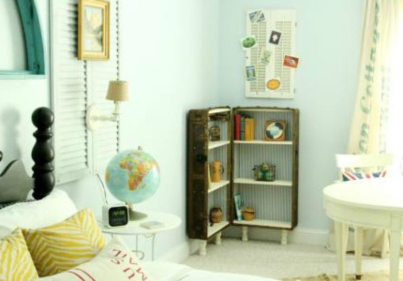 Turn An Antique Trunk Into a Bookshelf